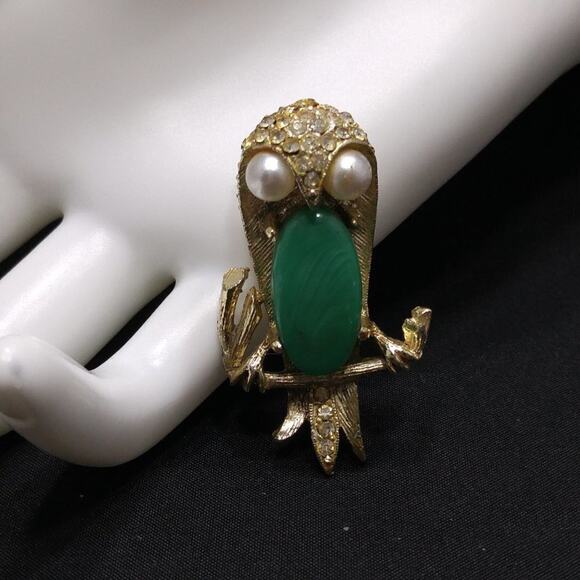 Vintage Owl Brooch, Green Lucite Body Clear Rhinestones, Mid-Century, Faux Pearl - Picture 2 of 10